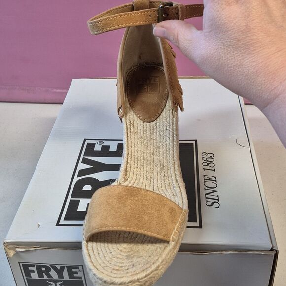 Frye Lila Feather Wedge Women 8M Sand Open Toe Suede Sandal - New - Picture 8 of 11